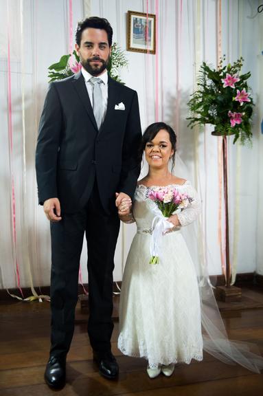 A cena do casamento de Estela (Juliana Caldas) e Amaro (Pedro Carvalho)