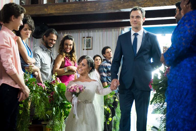 A cena do casamento de Estela (Juliana Caldas) e Amaro (Pedro Carvalho)