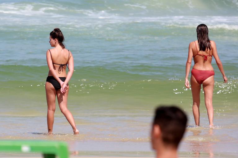 Bruna Linzmeyer curte dia de praia com a namorada