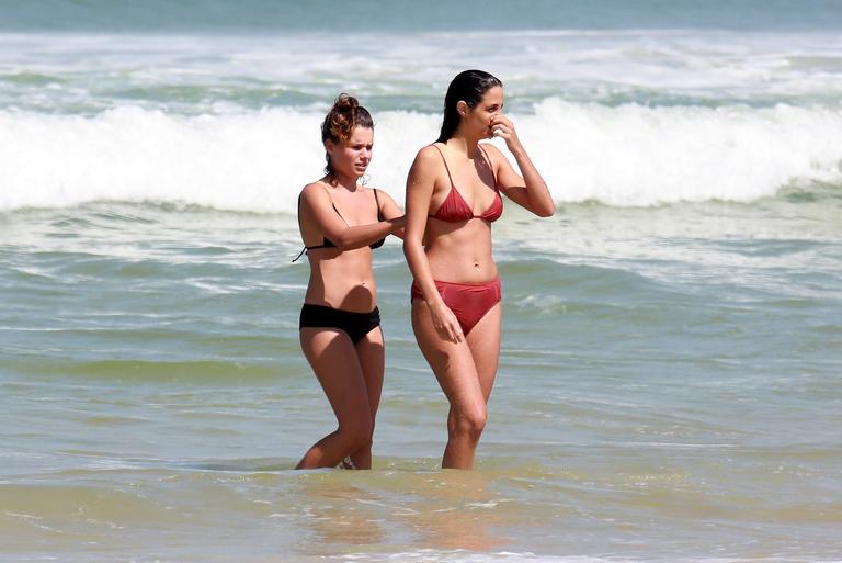 Bruna Linzmeyer curte dia de praia com a namorada