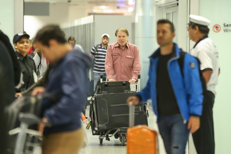 Silvio Santos desembarca em aeroporto de São Paulo