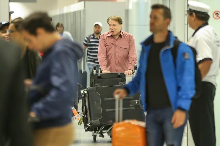 Silvio Santos desembarca em aeroporto de São Paulo