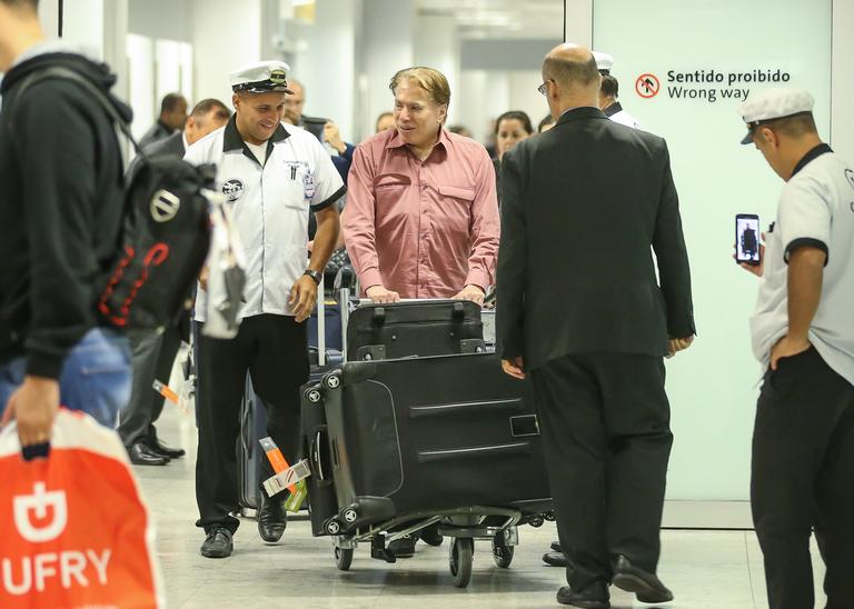 Silvio Santos desembarca em aeroporto de São Paulo