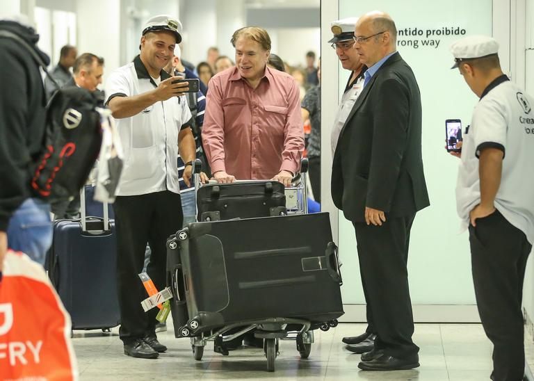 Silvio Santos desembarca em aeroporto de São Paulo