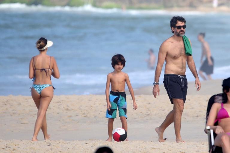 Eriberto Leão joga futebol com o filho na praia