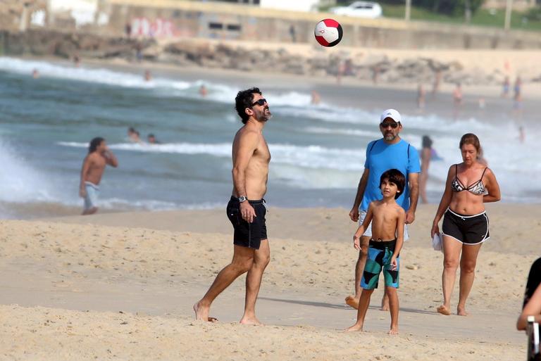 Eriberto Leão joga futebol com o filho na praia