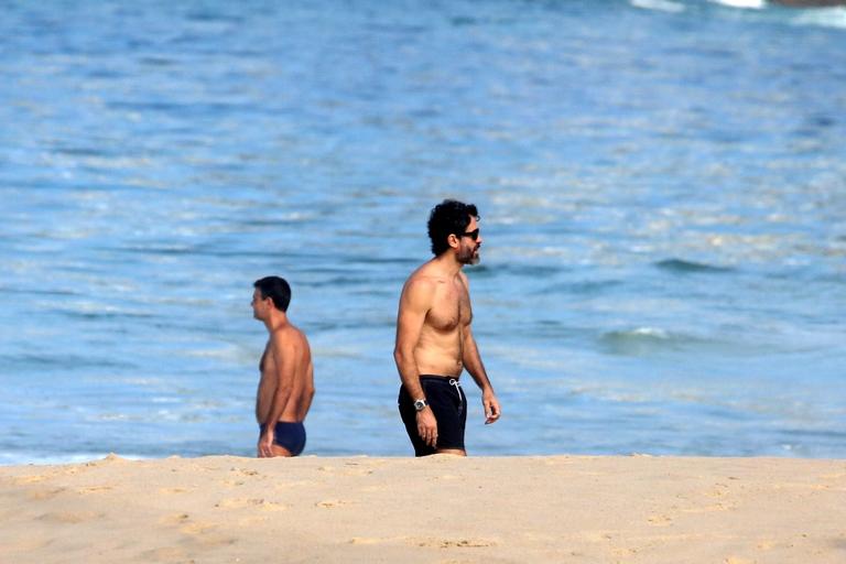 Eriberto Leão joga futebol com o filho na praia