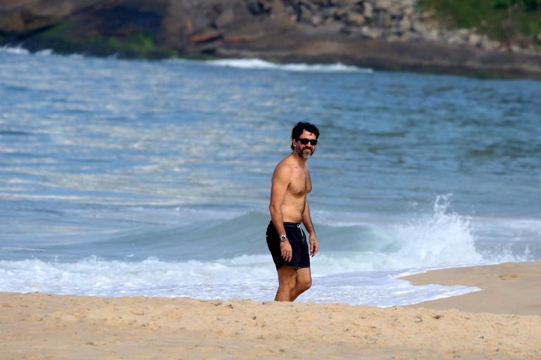 Eriberto Leão joga futebol com o filho na praia