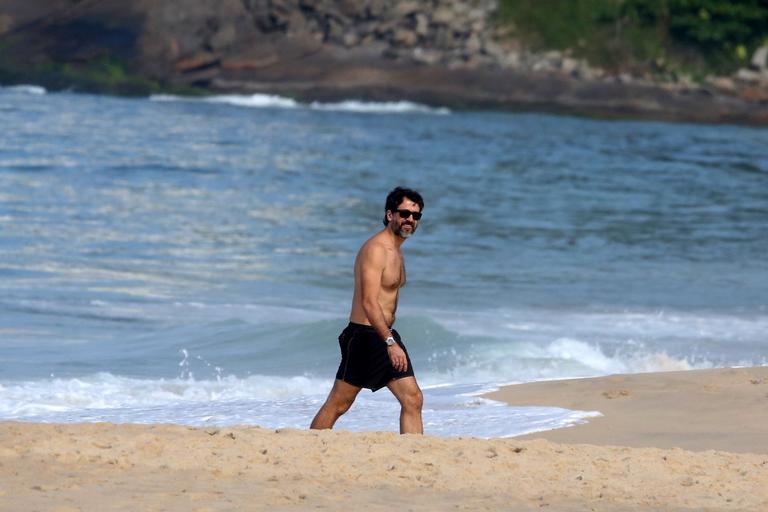 Eriberto Leão joga futebol com o filho na praia