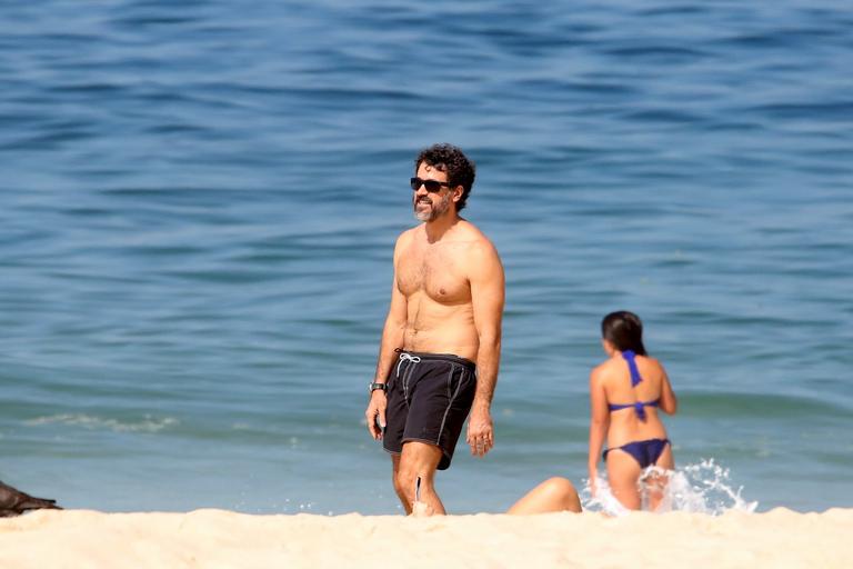 Eriberto Leão joga futebol com o filho na praia