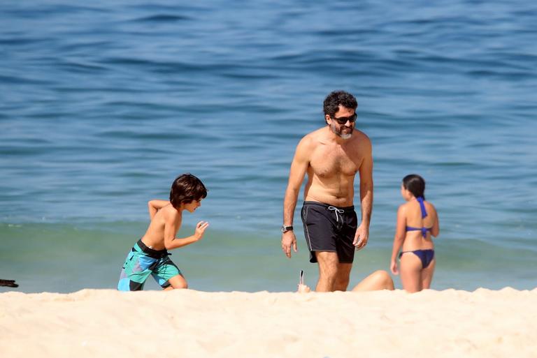 Eriberto Leão joga futebol com o filho na praia