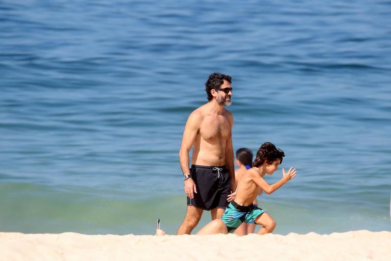 Eriberto Leão joga futebol com o filho na praia