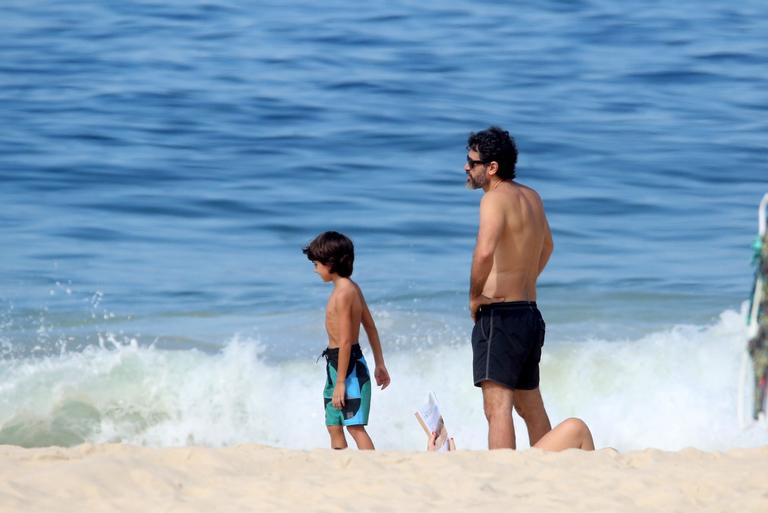 Eriberto Leão joga futebol com o filho na praia