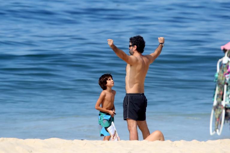 Eriberto Leão joga futebol com o filho na praia