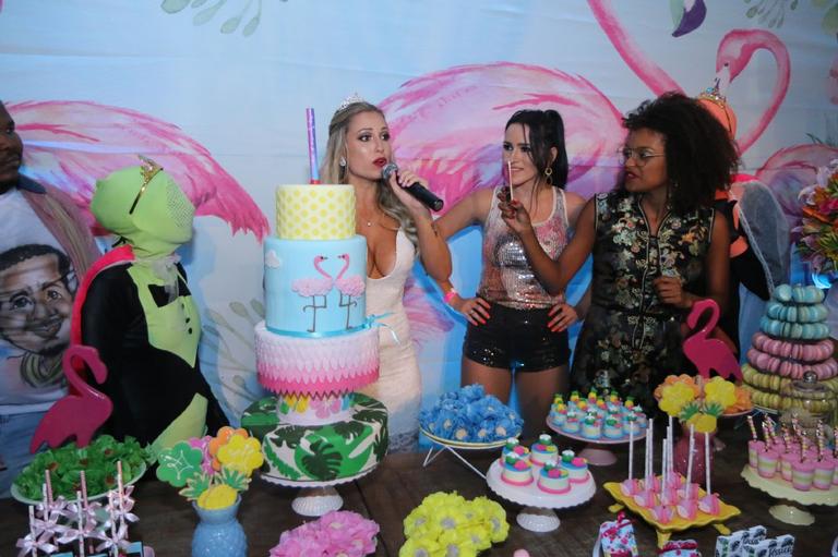   Ex-BBB Jéssica Mueller comemora os 27 anos com festa