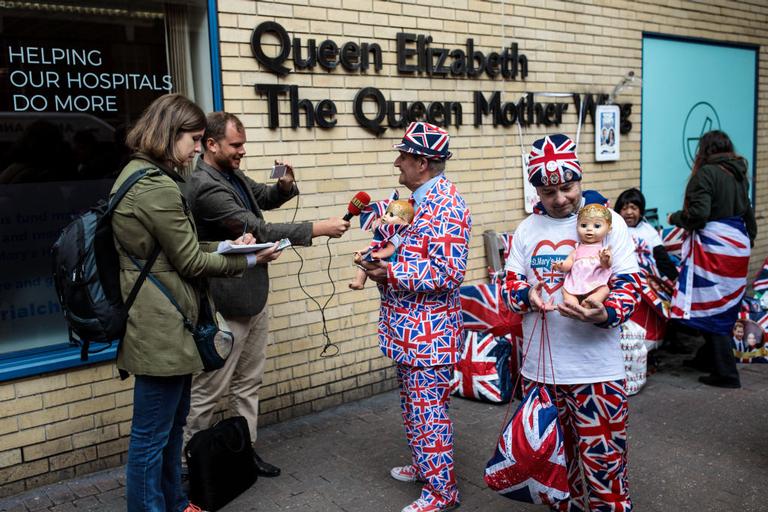 Fãs acampam na porta do hospital à espera de bebê de Kate e William