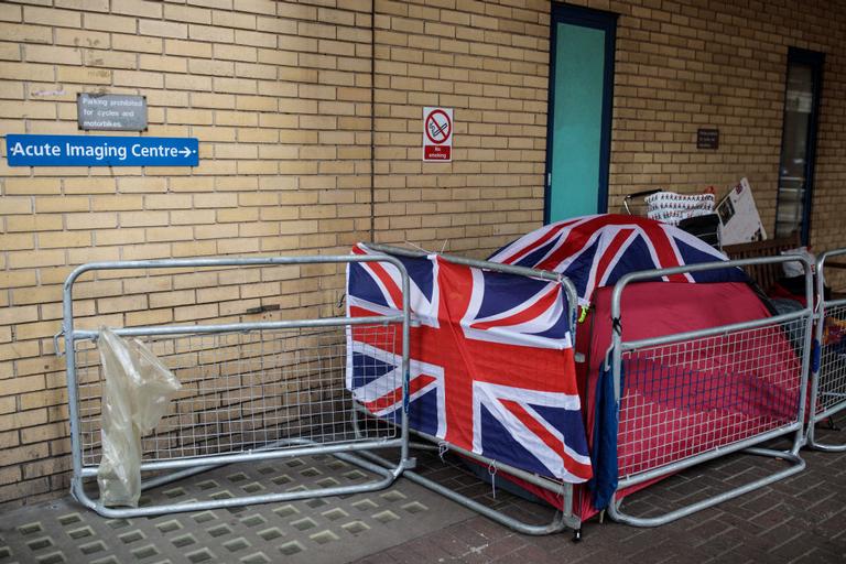 Fãs acampam na porta do hospital à espera de bebê de Kate e William