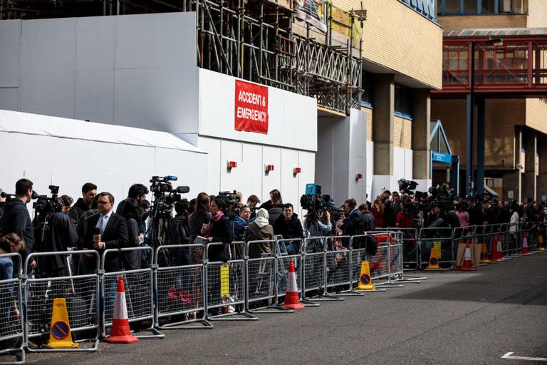 Fãs acampam na porta do hospital à espera de bebê de Kate e William