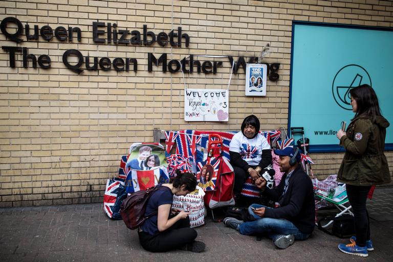 Fãs acampam na porta do hospital à espera de bebê de Kate e William