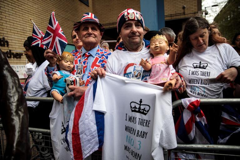 Fãs acampam na porta do hospital à espera de bebê de Kate e William