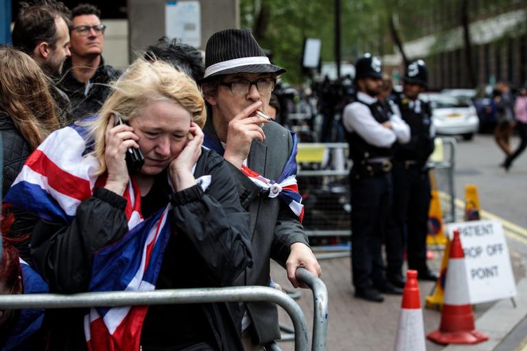 Fãs acampam na porta do hospital à espera de bebê de Kate e William