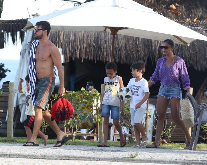 Juliana Paes curte dia na praia com sua família