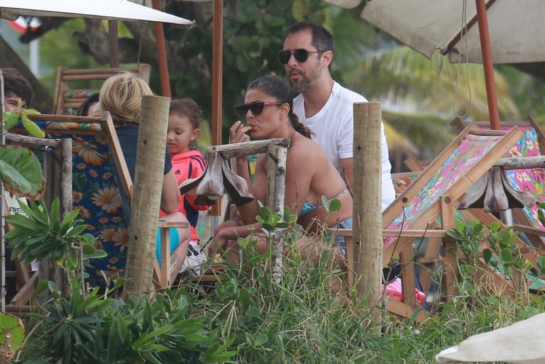 Juliana Paes curte dia na praia com sua família