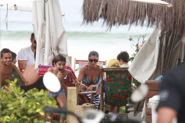 Juliana Paes curte dia na praia com sua família