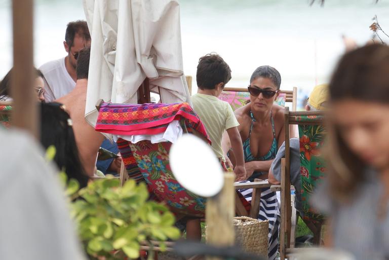 Juliana Paes curte dia na praia com sua família