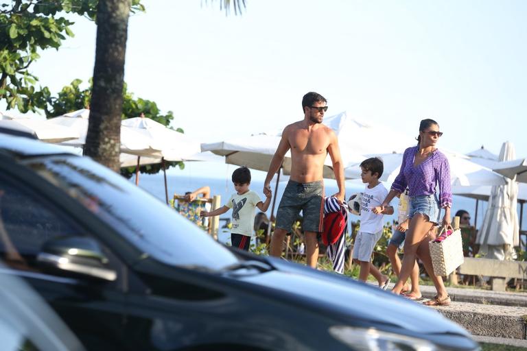 Juliana Paes curte dia na praia com sua família