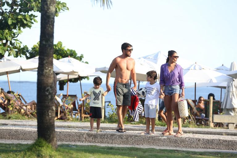 Juliana Paes curte dia na praia com sua família