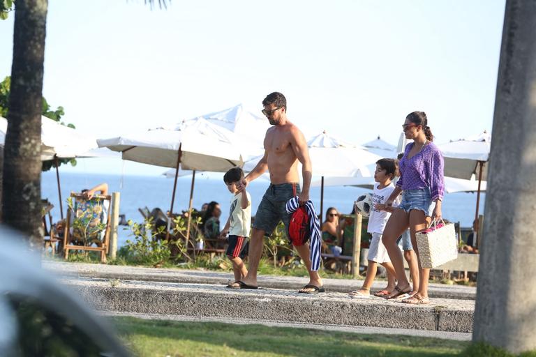 Juliana Paes curte dia na praia com sua família