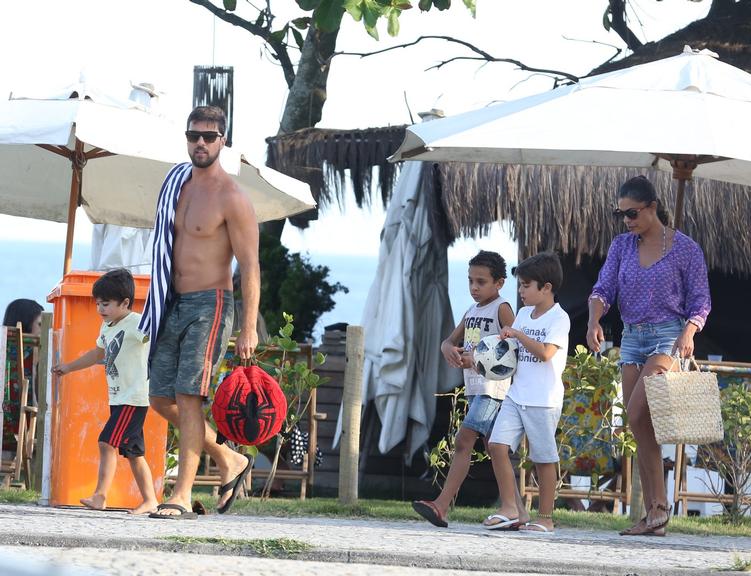 Juliana Paes curte dia na praia com sua família