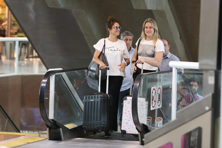 Fernanda Gentil usa camiseta ousada ao lado da amada 