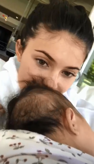 Kylie Jenner encanta a web com vídeo da filha sorrindo