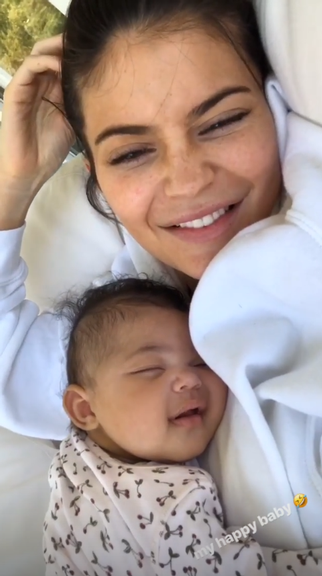 Kylie Jenner encanta a web com vídeo da filha sorrindo