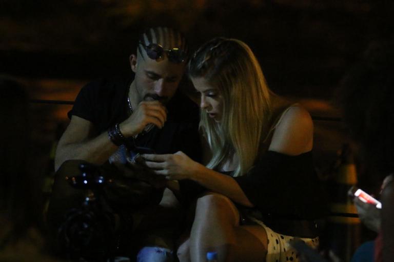  Kaysar e Jaqueline Grohalski não se desgrudam durante jantar 