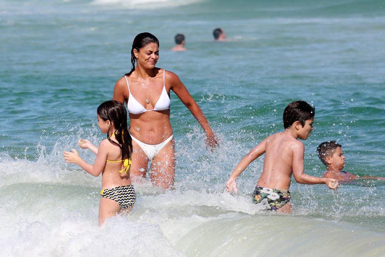 Juliana Paes curte dia na praia com o filho, Pedro