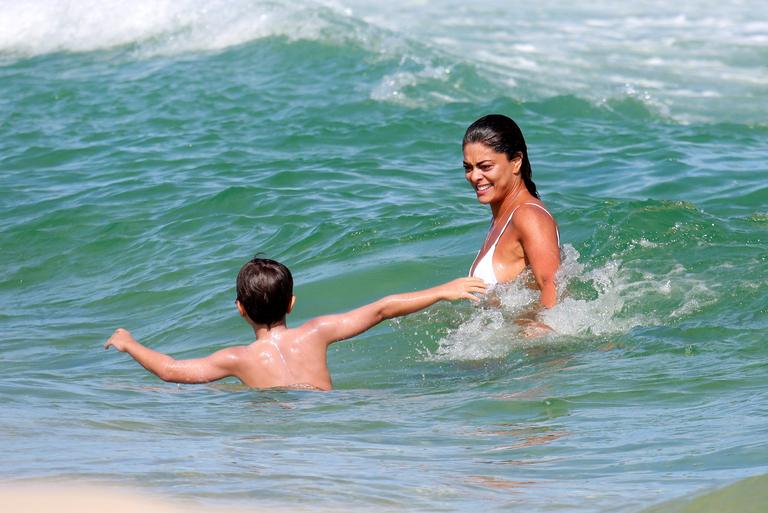 Juliana Paes curte dia na praia com o filho, Pedro