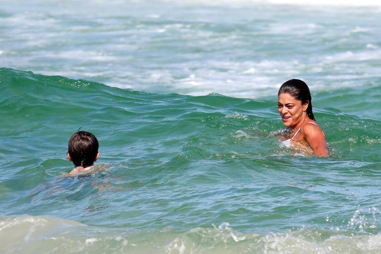 Juliana Paes curte dia na praia com o filho, Pedro