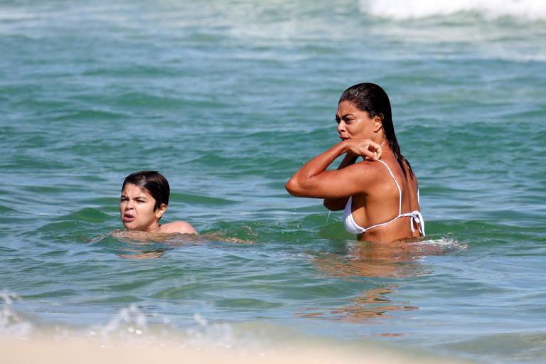 Juliana Paes curte dia na praia com o filho, Pedro