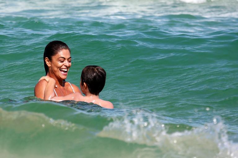 Juliana Paes curte dia na praia com o filho, Pedro