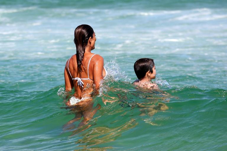 Juliana Paes curte dia na praia com o filho, Pedro