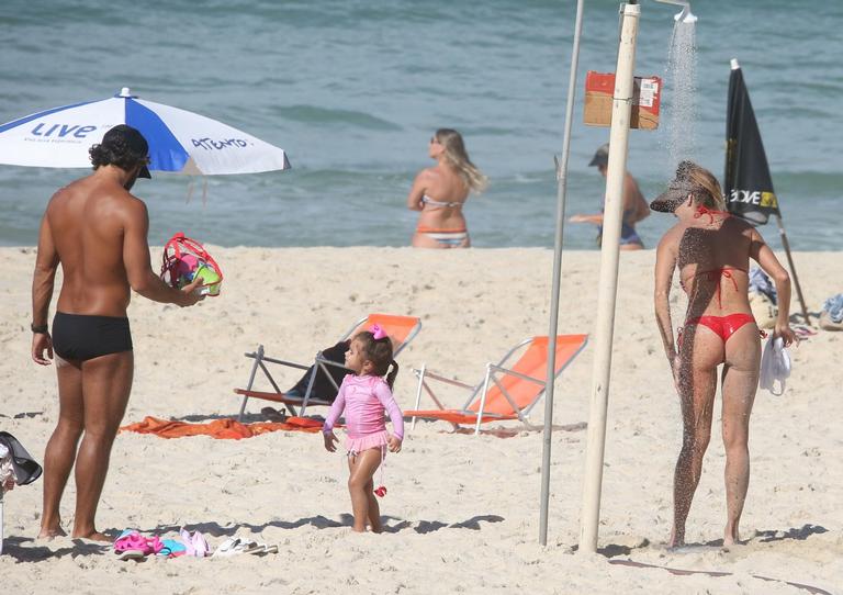 Deborah Secco curte o dia na praia com a família