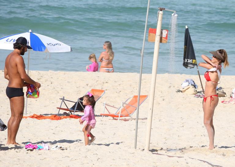 Deborah Secco curte o dia na praia com a família