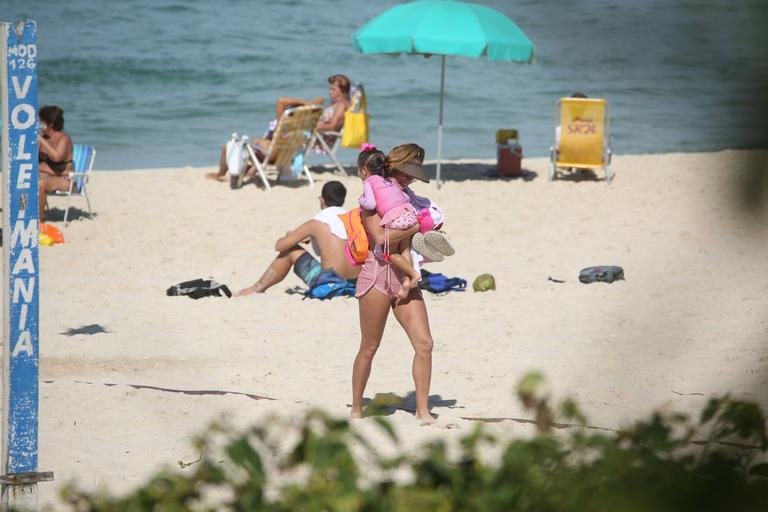 Deborah Secco curte o dia na praia com a família