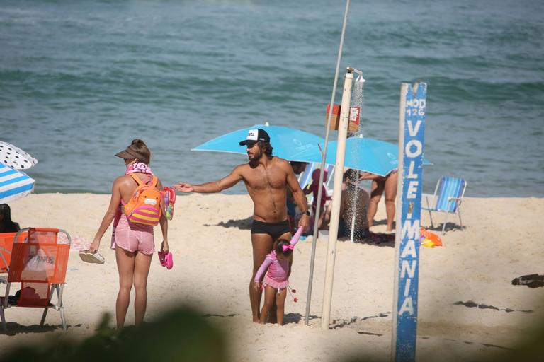 Deborah Secco curte o dia na praia com a família