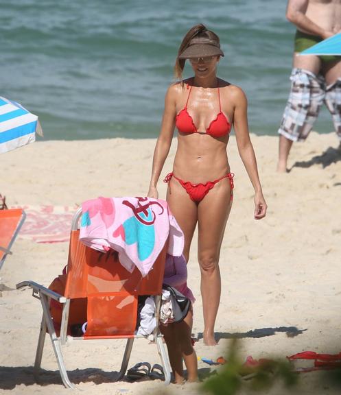 Deborah Secco curte o dia na praia com a família