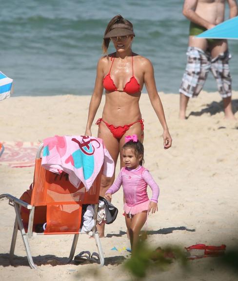 Deborah Secco curte o dia na praia com a família