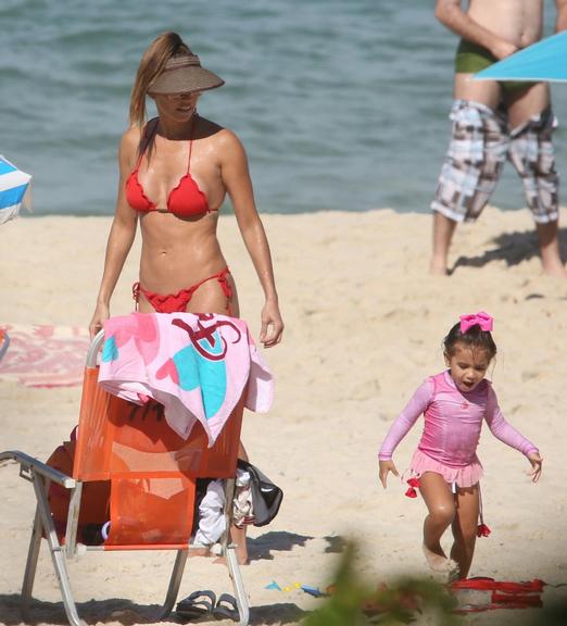 Deborah Secco curte o dia na praia com a família